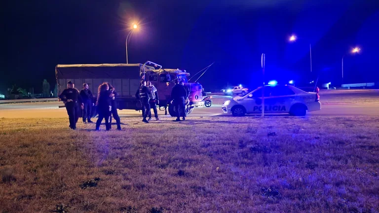 Choque en Circunvalación: un camión chocó de atrás a un auto que esperaba en el semáforo y el camionero terminó demorado
