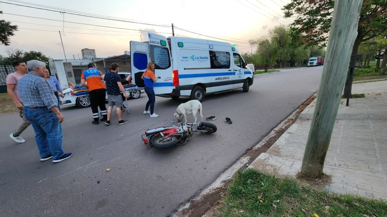 Accidente en calle 32: un motociclista resultó gravemente herido tras colisionar con un perro