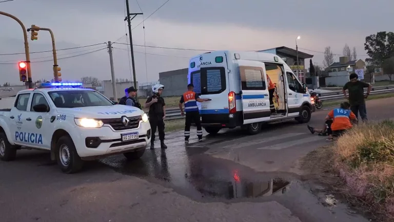 Accidente en Calle 107: un motociclista herido tras perder el control al pisar agua