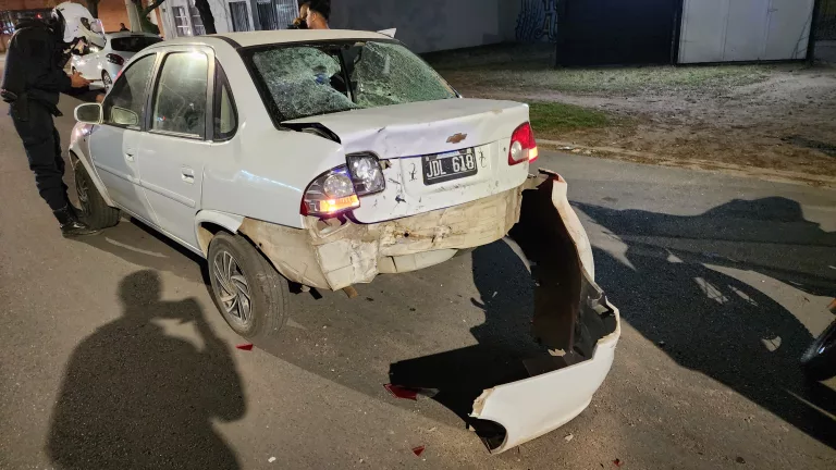 Accidente en calle 9: motociclista colisionó contra un auto y sufrió heridas graves