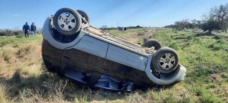 Vuelco en la Ruta 105: conductor resulta ileso