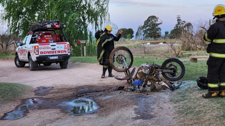 Motocicleta se incendia cerca de la laguna