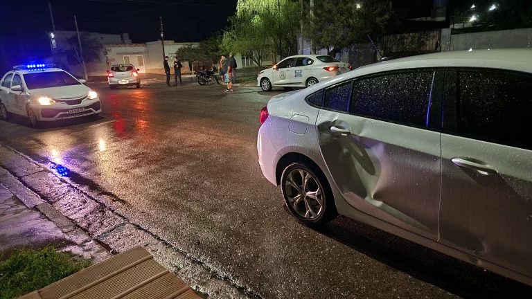 Accidente vial en las calles 29 y 30: colisión entre una motocicleta y un automóvil