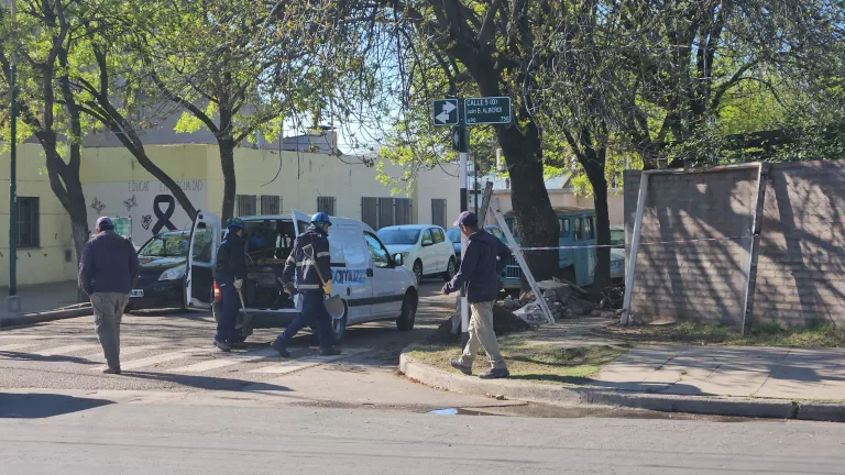 Extraían un árbol y produjeron una ruptura en un caño de red de gas a metros del colegio Juana Azurduy