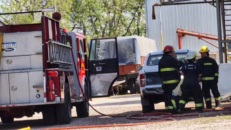 Incendio en una secadora de maíz, trabajaron dos dotaciones de bomberos tratando de bajar la temperatura