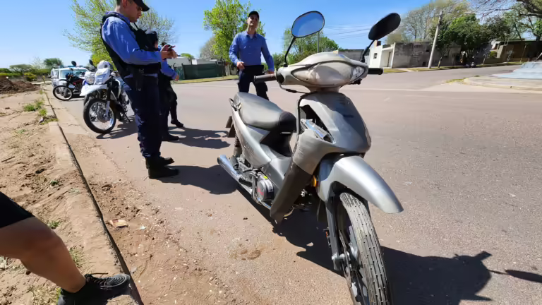 Dos adolescentes hospitalizados tras accidentarse en la moto