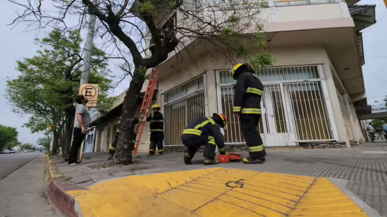 Bomberos rescatan a una mujer de 80 años que quedó encerrada en su departamento