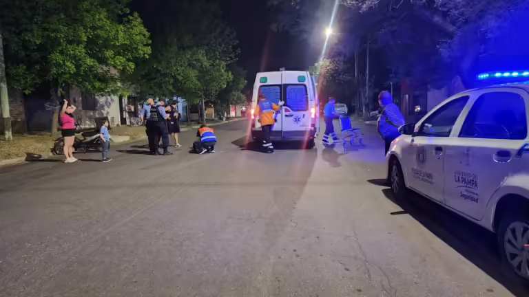 Motociclista hospitalizada luego de colisionar con un gato que era perseguido por un perro