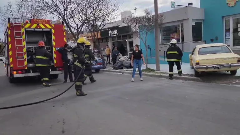 Incendio de vehículo en General Pico: la rápida acción de un vecino evitó mayores daños