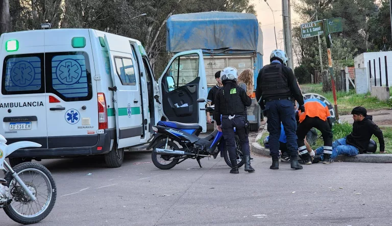 Choque en Calle 1 y 44: dos motociclistas trasladados por heridas leves