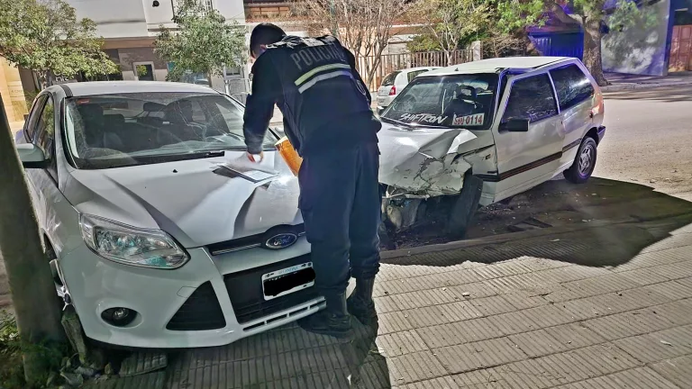 Conductor en contramano colisionó con vehículo estacionado en la madrugada