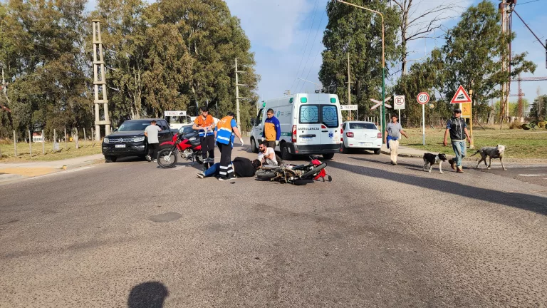 Choque entre una moto y un auto en las calles 40 y 19