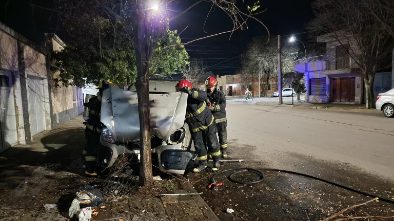 Renault Kangoo pierde el control y choca contra un árbol en calle 14