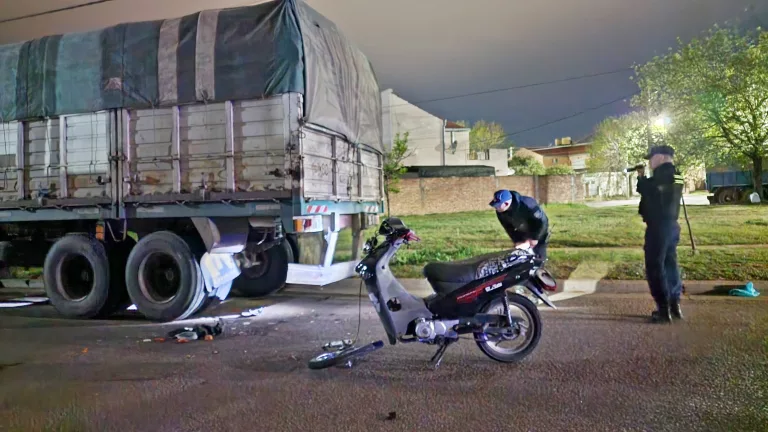 Accidente fatal en General Pico: muere motociclista y una mujer sufrió graves heridas tras colisionar con un camión estacionado
