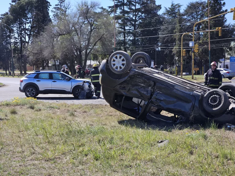 Choque y vuelco en ruta 1 y calle 2