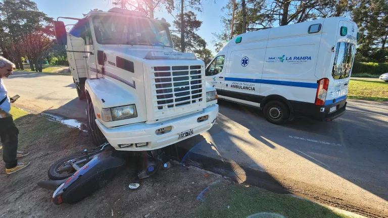 Accidente en Ruta 1: Joven en motocicleta resulta herido tras impactar contra camión Volvo