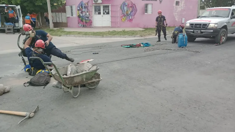 Murió el segundo operario que intentó salvar a su compañero en una boca de tormenta