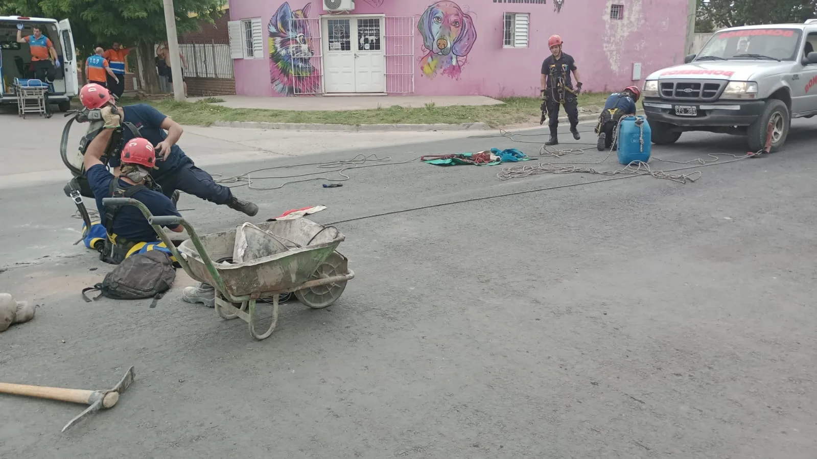 Murió el segundo operario que intentó salvar a su compañero en una boca de tormenta