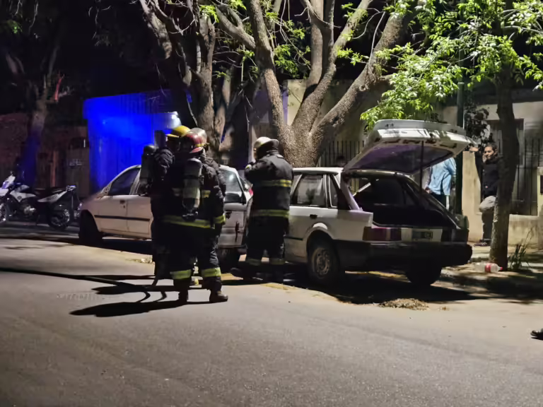Principio de incendio en un auto fue rápidamente sofocado por el dueño