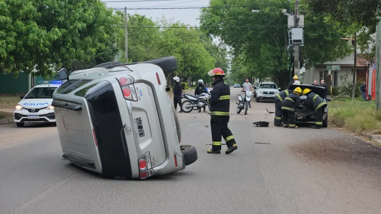 Fuerte siniestro vial en calle 20 y 109: una camioneta terminó volcada