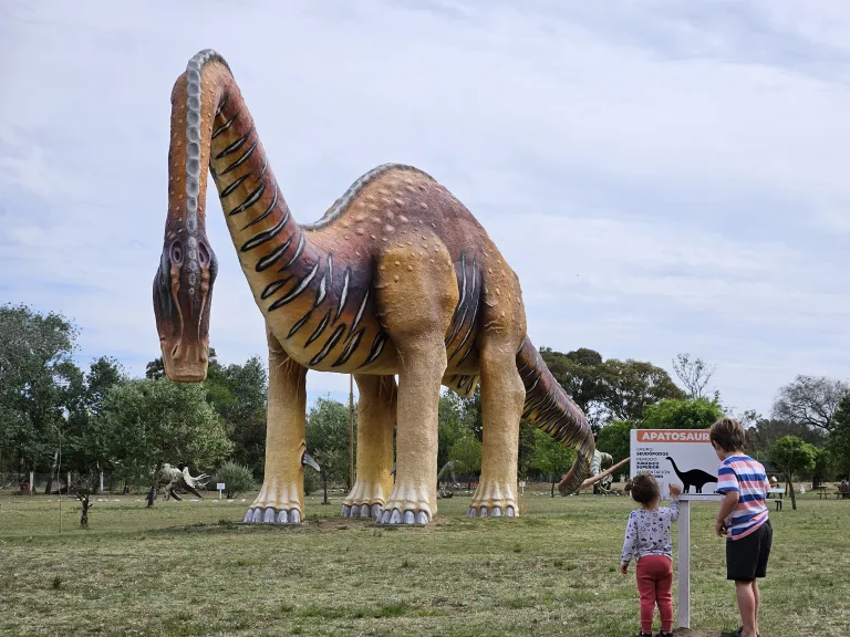 Disfrutar en familia y viajar a la prehistoria en Eduardo Castex: un día en el parque temático donde los dinosaurios cobran vida