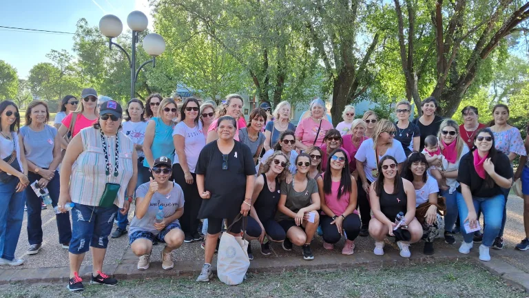 La Municipalidad de Intendente Alvear realizó una caminata por la salud para concientizar sobre el cáncer de mama