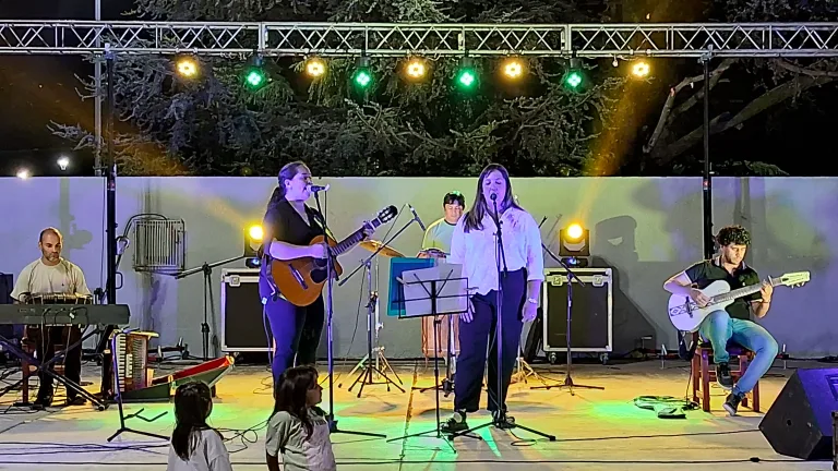 Gran festejo por el Día de la Madre en la plaza principal de Intendente Alvear