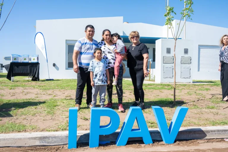 Macachín: Gobierno entregó viviendas y culminará las discontinuadas por Nación