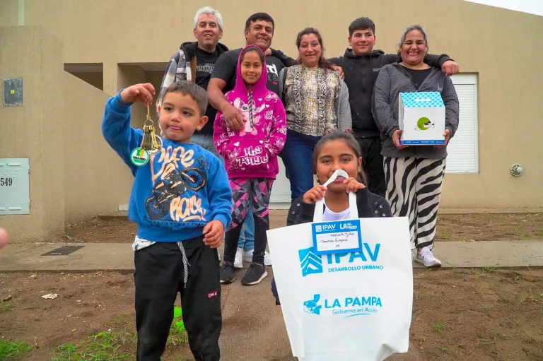 Una decena de familias recibieron sus casas en Santa Teresa
