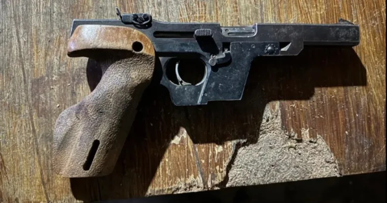 Intento de homicidio en Toay: la policía busca intensamente a un joven que disparó durante una pelea