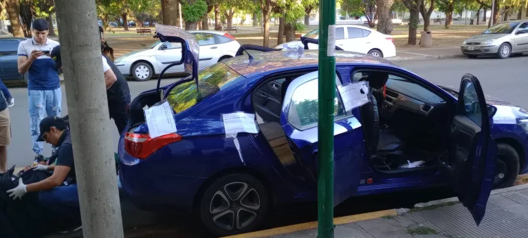 Requisa policial: encontraron 800 mil pesos en el interior del auto y confirman que los cinco detenidos tienen antecedentes policiales y judiciales