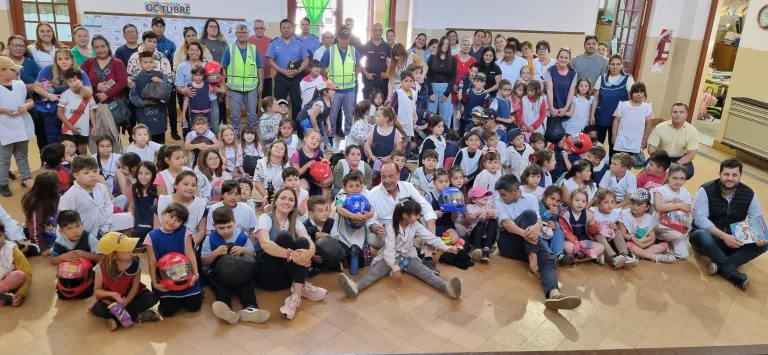 Fomentando la seguridad vial en Lonquimay con entrega de cascos a niñas y niños