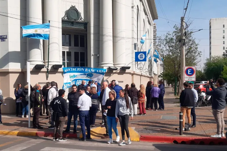 “El cierre de estas sucursales no solo afecta a los empleados, tendrá consecuencias devastadoras en las economías locales”, afirmó Raúl Ibáñez de La Bancaria