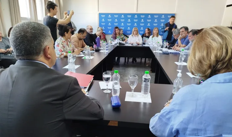 Nuevo acuerdo paritario docente asegura mejoras salariales y creación de mesa de condiciones laborales