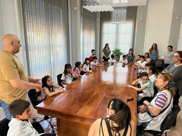 Estudiantes de la Escuela N°259 Lonco Ché Paignetruz Güor visitaron el Palacio Municipal en el marco de su 25° aniversario