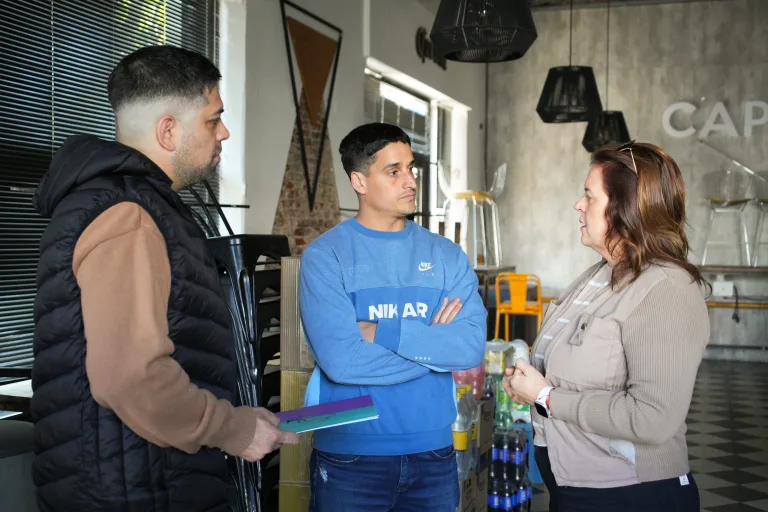 Fernanda Alonso entregó habilitaciones y renovaciones comerciales solicitadas bajo la nueva modalidad