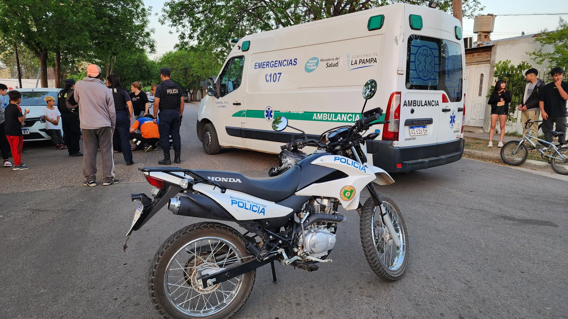 Niño de 5 años atropellado por una moto en calle 109 y 2 cuando habría cruzado para buscar una pelota