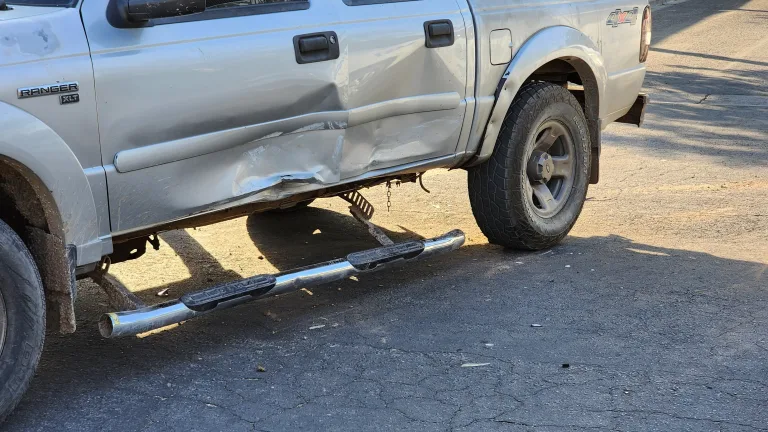 Choque entre auto y camioneta deja solo daños materiales