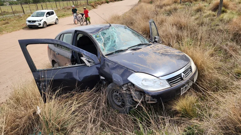 Una familia hospitalizada tras volcar un auto en calle 278
