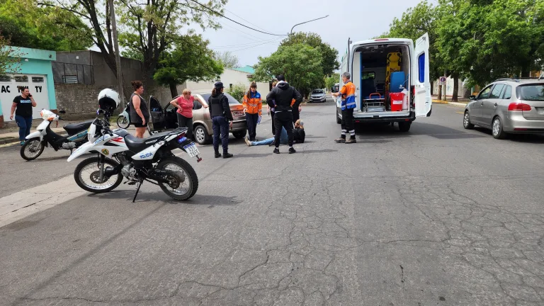 Accidente de tránsito en Calle 112: un joven motociclista fue hospitalizado