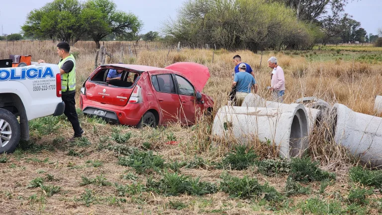 Un matrimonio se accidentó y volcó el auto cerca de Vértiz