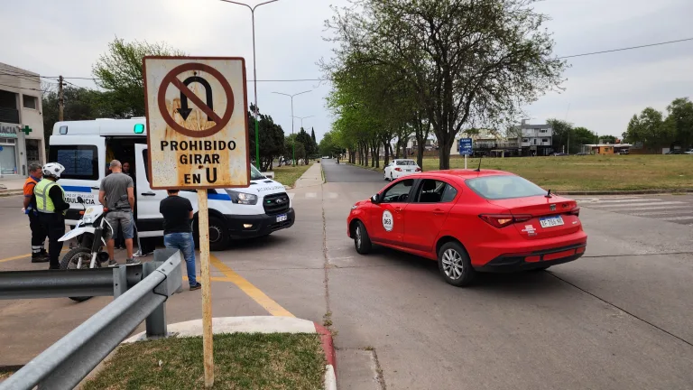 Una moto y un radio taxi protagonizaron un siniestro en Avenida y 39
