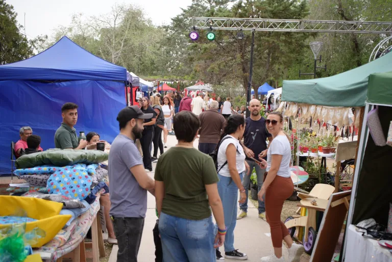 Exitosa feria por el Día de la Madre en General Pico: más de 120 stands y gran afluencia de vecinos