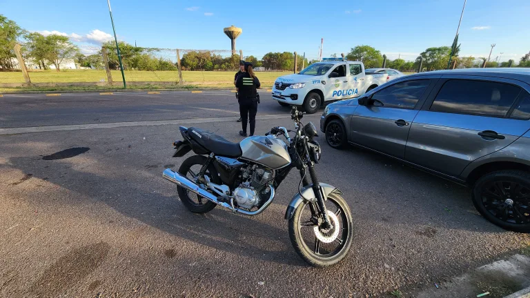 Choque en el Paseo Belgrano dejó a una joven con posible fractura de muñeca