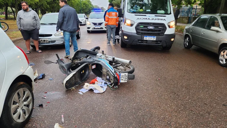Accidente en calle 19: un motociclista impactó contra dos autos tras ser atacado por un perro