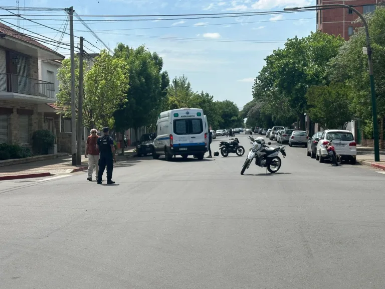 Triple choque en la ciudad: un motociclista fue hospitalizado