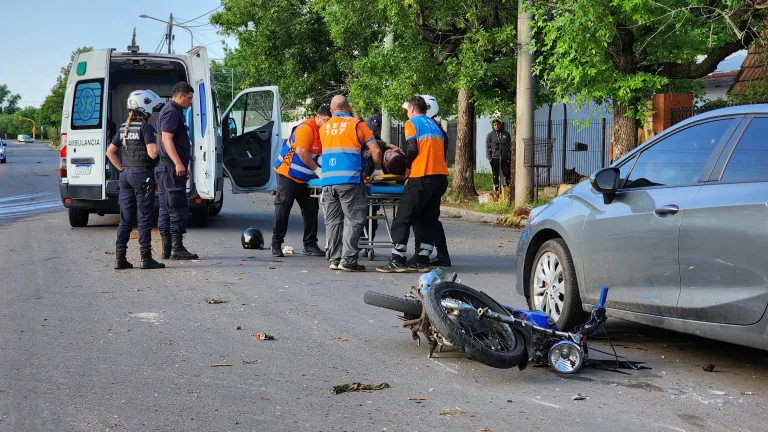 Grave accidente vial en Calle 5 y 300: choque entre motos y auto deja un herido con fractura expuesta
