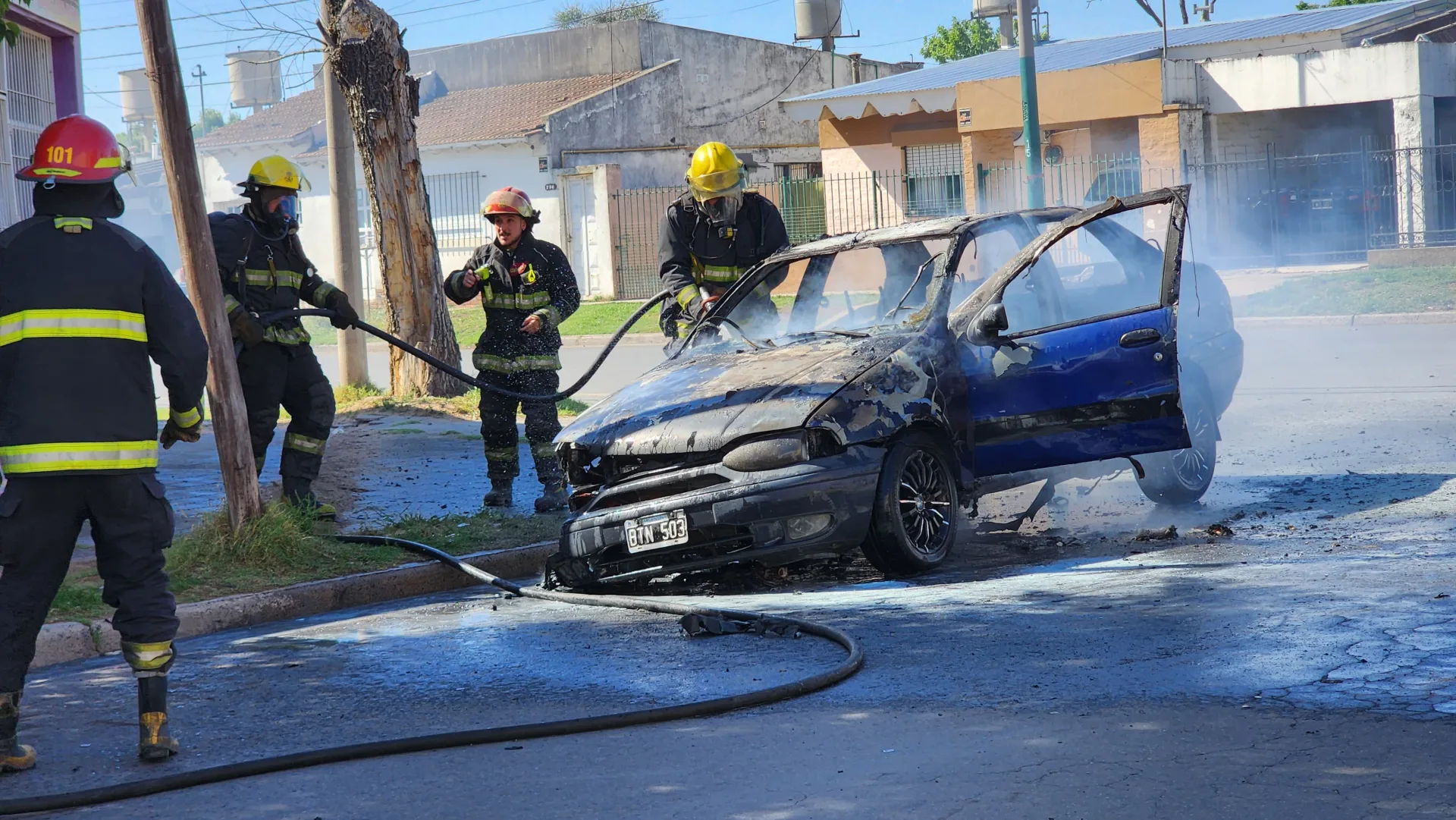 Incendio vehicular en calle 7 y 116: daños totales por presunto desperfecto eléctrico