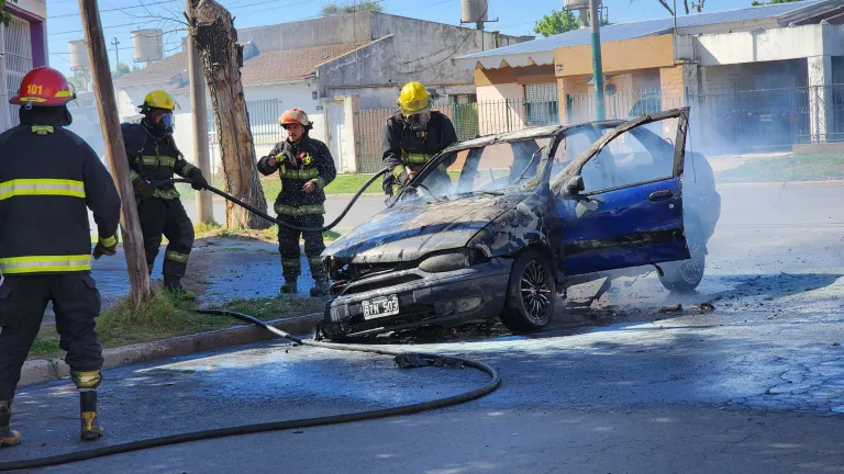 Incendio vehicular en calle 7 y 116: daños totales por presunto desperfecto eléctrico