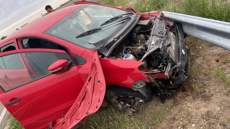 Choque y vuelco en el cruce de rutas de Colonia Barón